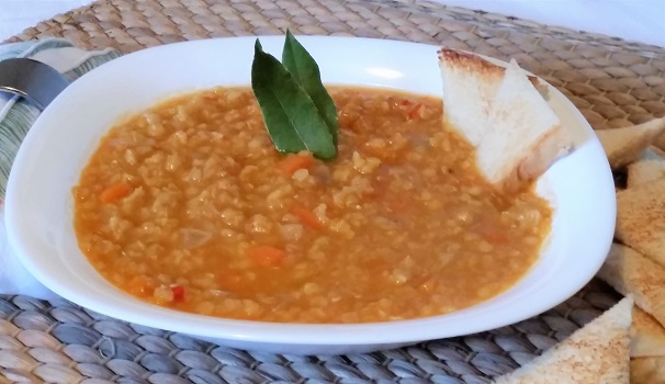 Supa egipteană de linte roșie este gata să fie servită.