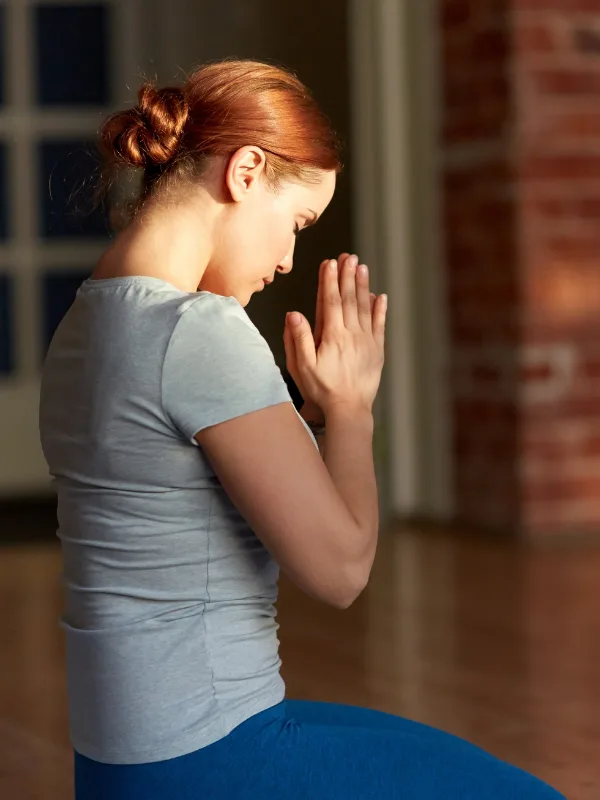 femeie-meditând
