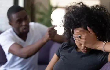 un soț care țipă la soția sa înfățișând o relație abuzivă